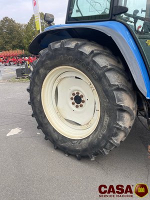 Tracteur agricole New Holland TS 100 avec chargeur 