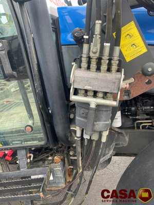 Tracteur agricole New Holland TS 100 avec chargeur 