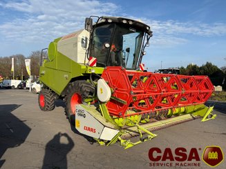 Moissonneuse batteuse Claas Avero 240 