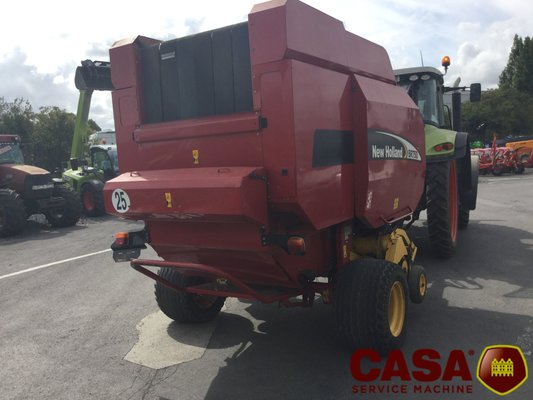Presse à balles rondes New Holland BR 750 