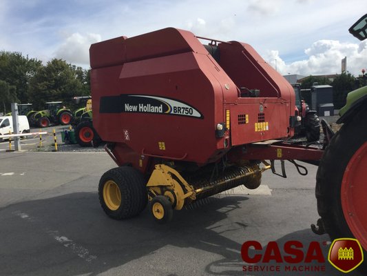 Presse à balles rondes New Holland BR 750 