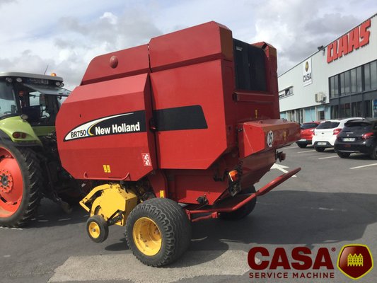 Presse à balles rondes New Holland BR 750 