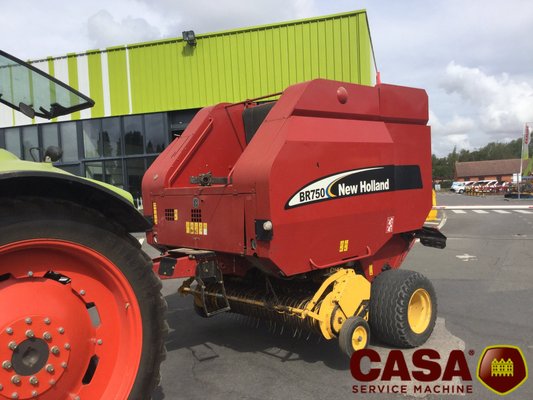 Presse à balles rondes New Holland BR 750 