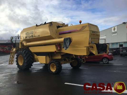 Moissonneuse batteuse New Holland TX 64+
